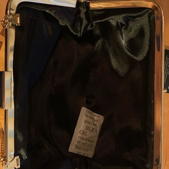 Reckon Flair Small makeup evening bag maroon gold chain zippered compartment New - Picture 4 of 6